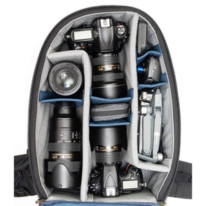 Holds 1 gripped DSLR and 4–6 standard zoom lenses, and 1 flash.