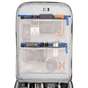 Interior zippered pockets for batteries, CF cards, filters and accessories