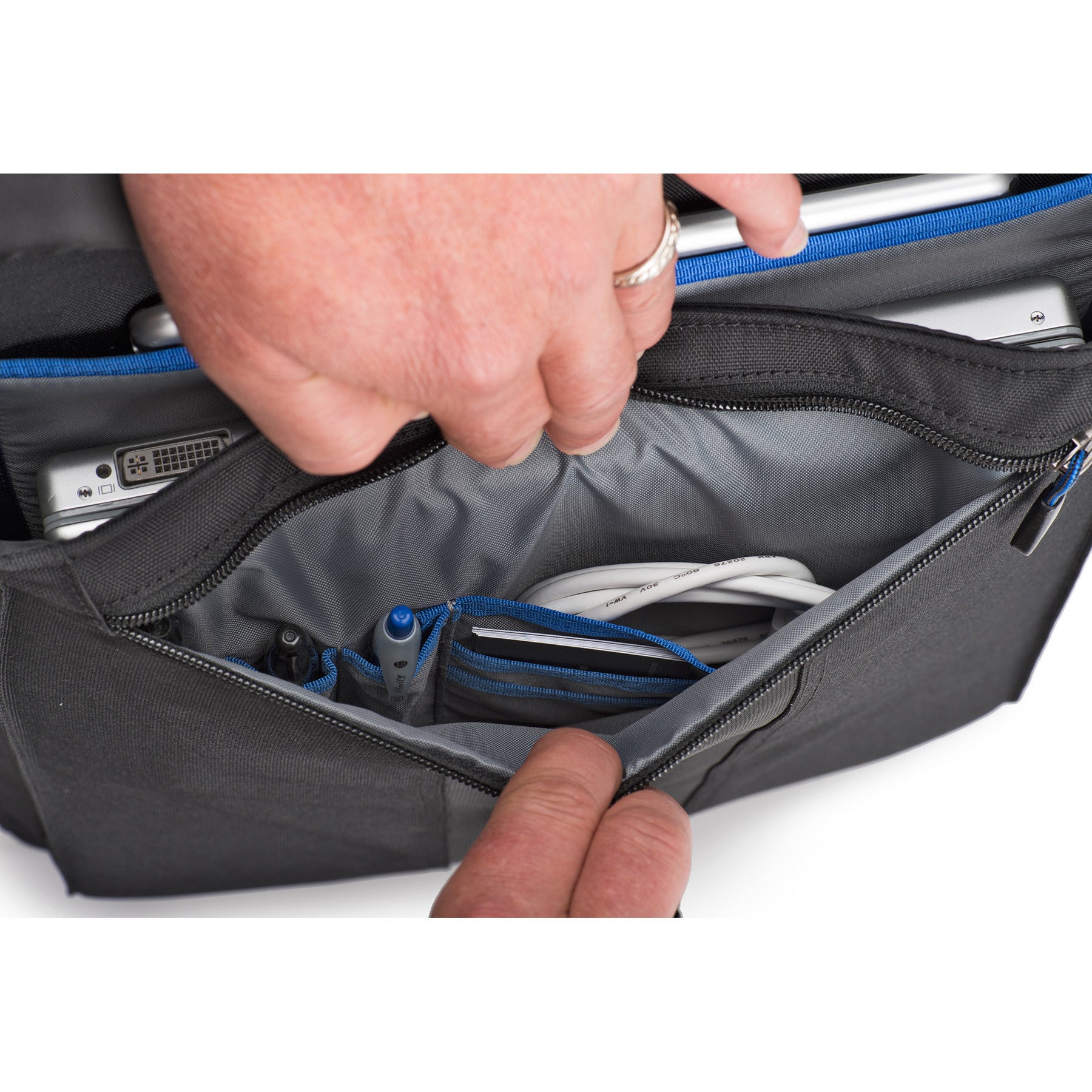 Zippered organizer pocket on front of laptop compartment