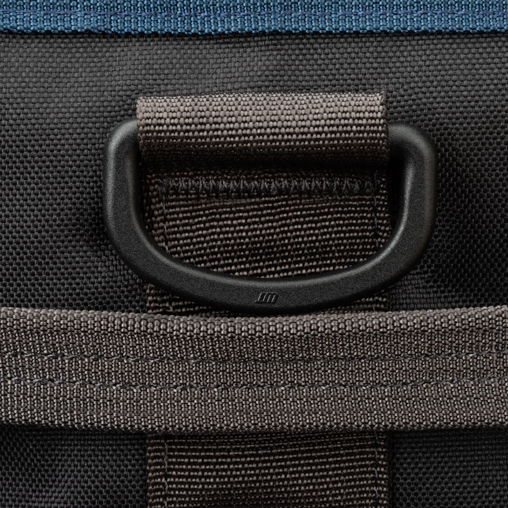 Six D-rings for multiple shoulder strap positions