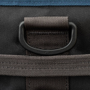 Six D-rings for multiple shoulder strap positions