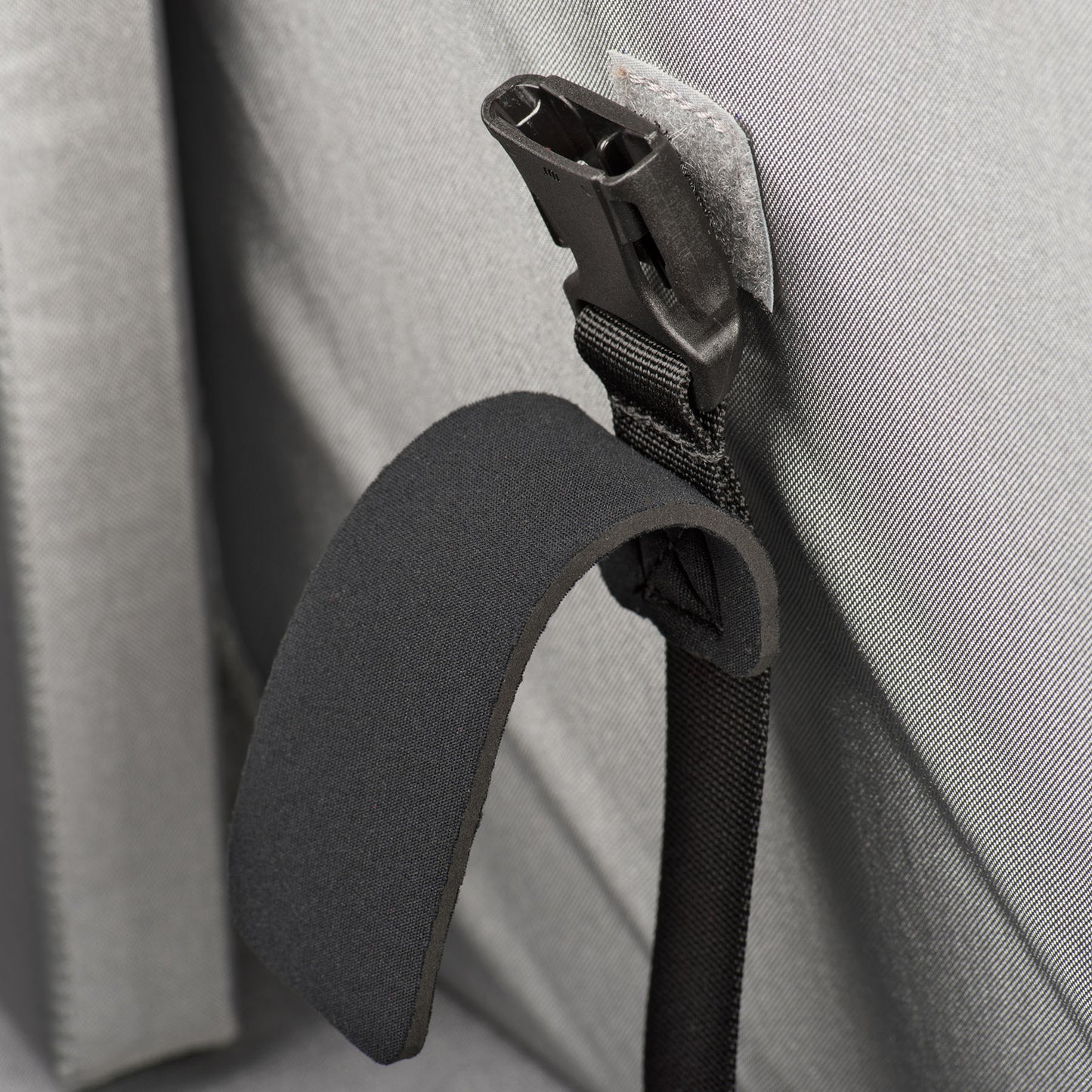 Adjustable lid straps keep bag open and accessible