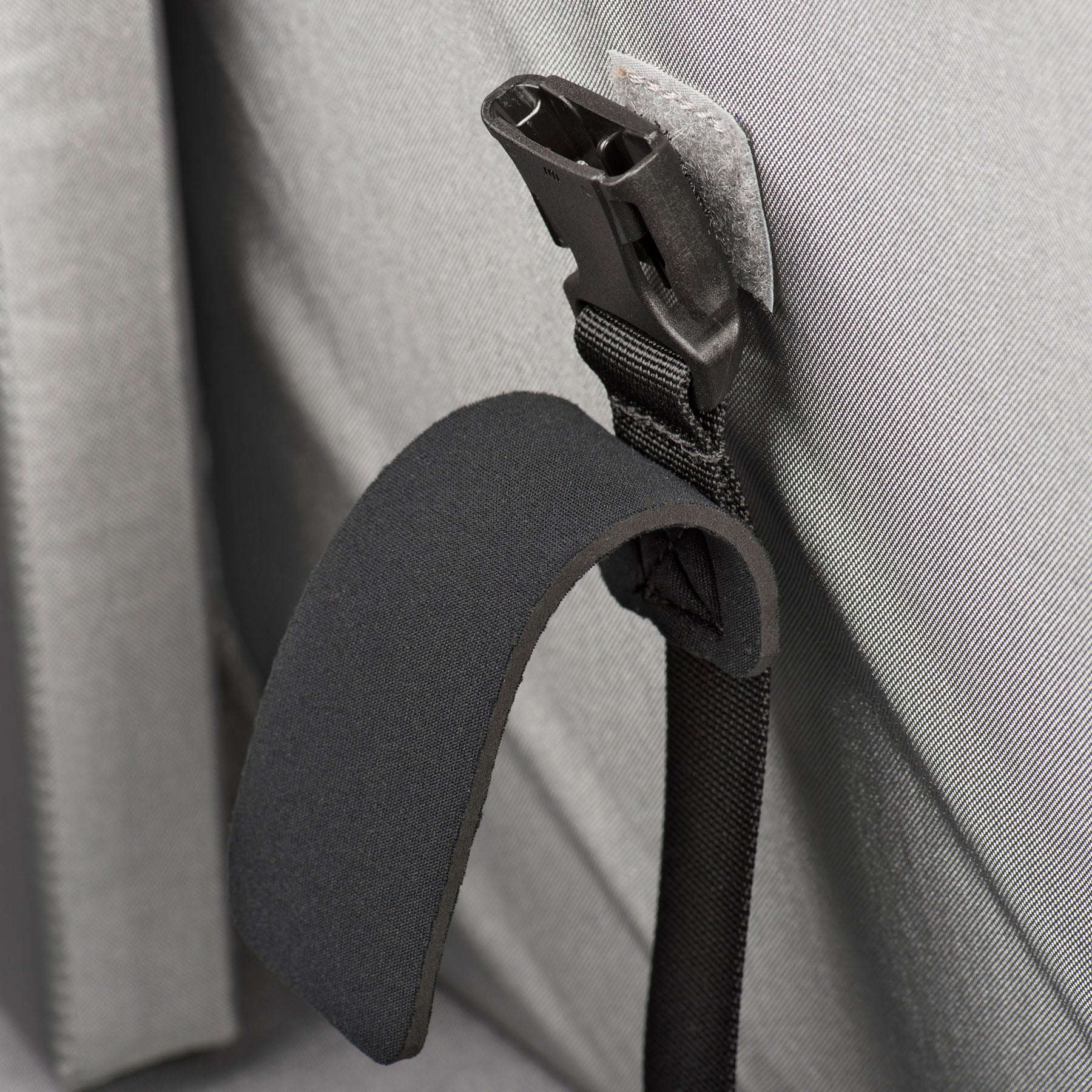 Adjustable lid straps keep bag open and accessible