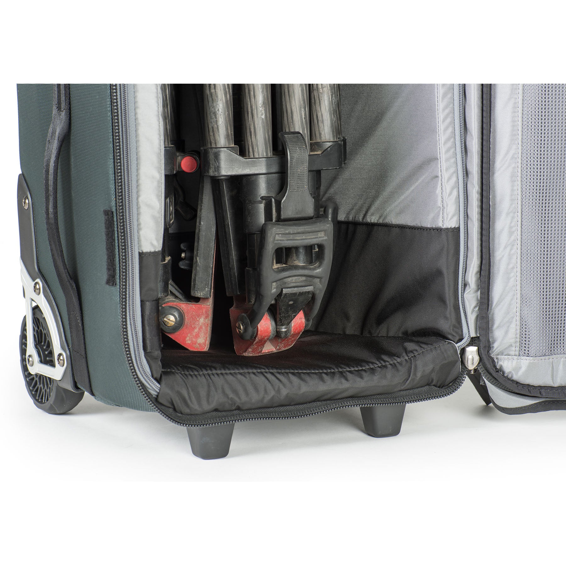 Easy-to-clean internal bottom lining for those messy location shoots