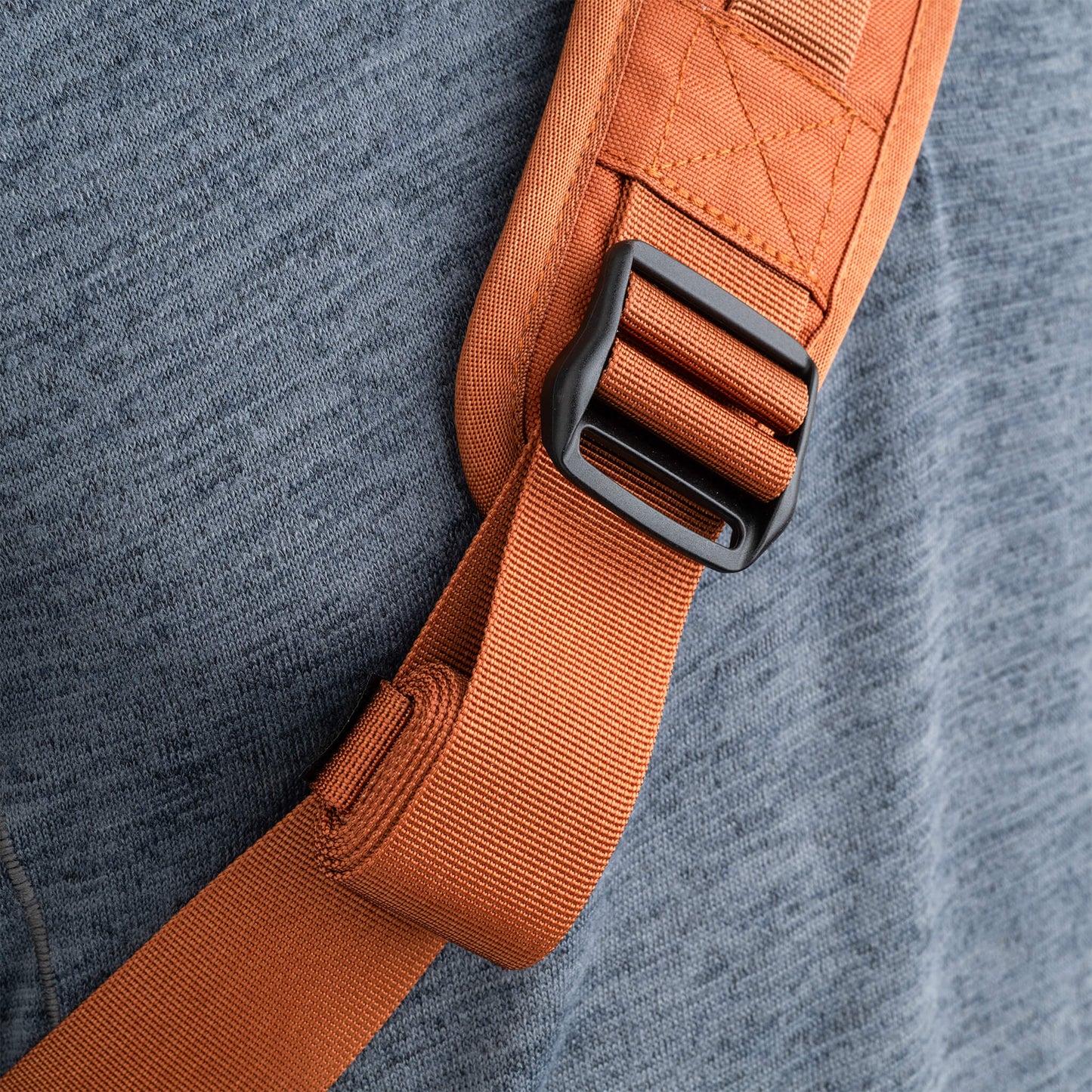
                  
                    Hook-and-loop shoulder strap keeper system prevents loose strap ends
                  
                