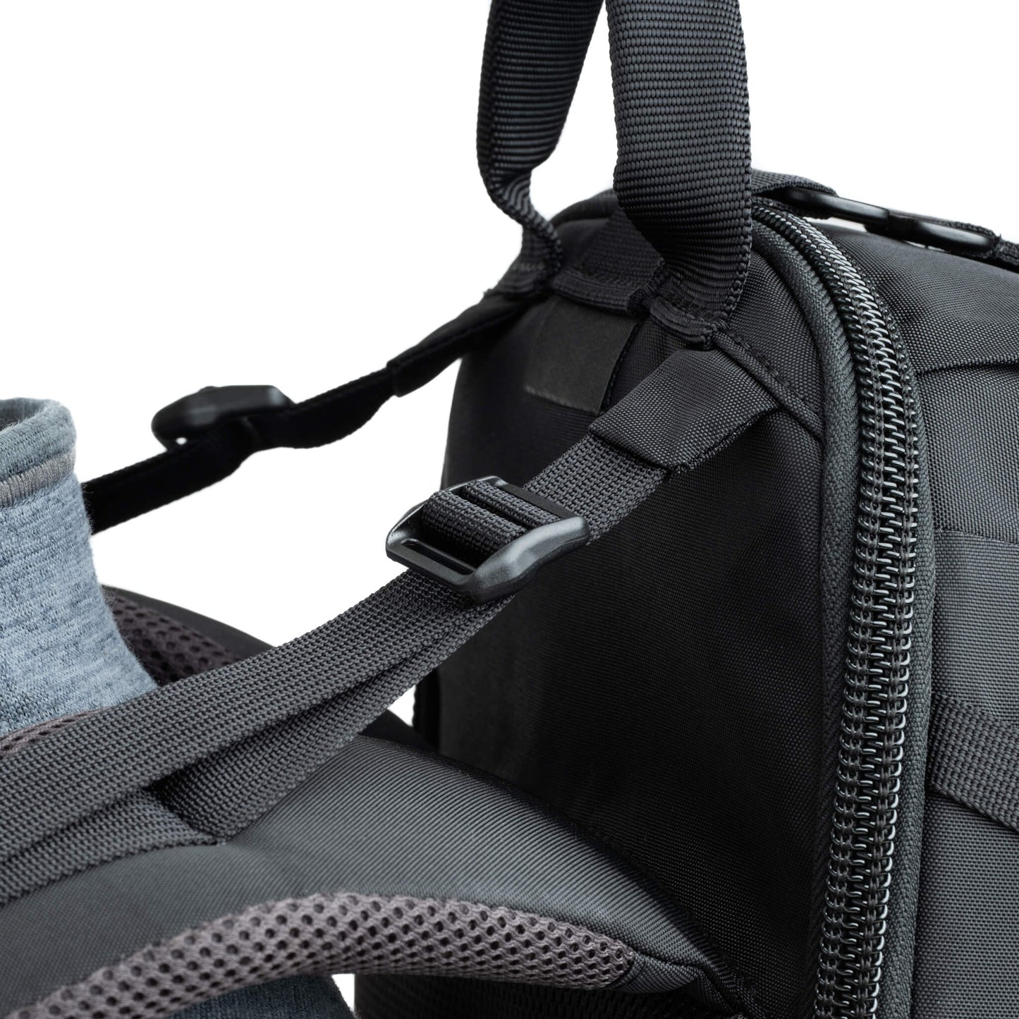 
                  
                    Nine-point adjustable harness system includes load lifters, sternum strap, and quick-fit waist belt
                  
                