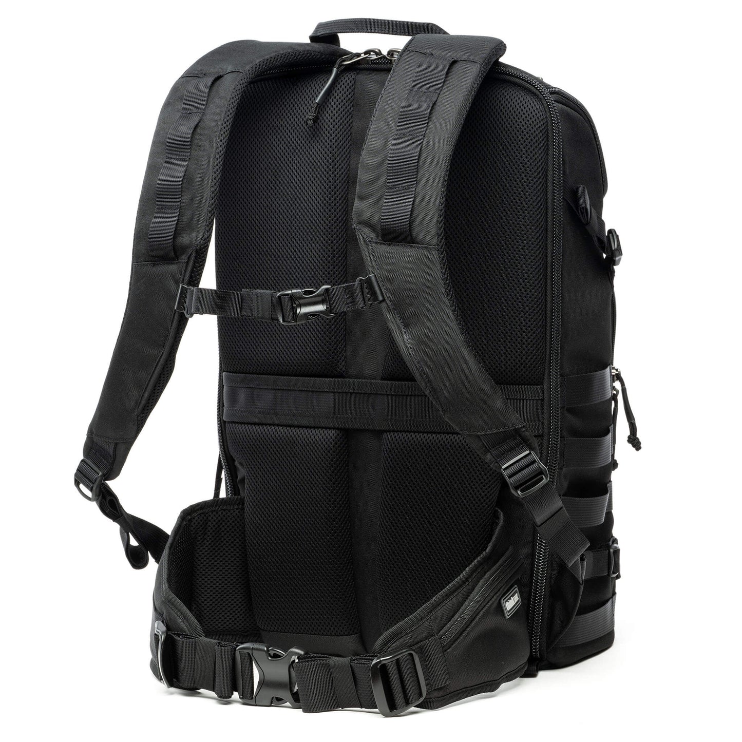 
                  
                    Plush, air mesh-covered harness system ensures optimum comfort and moisture control
                  
                