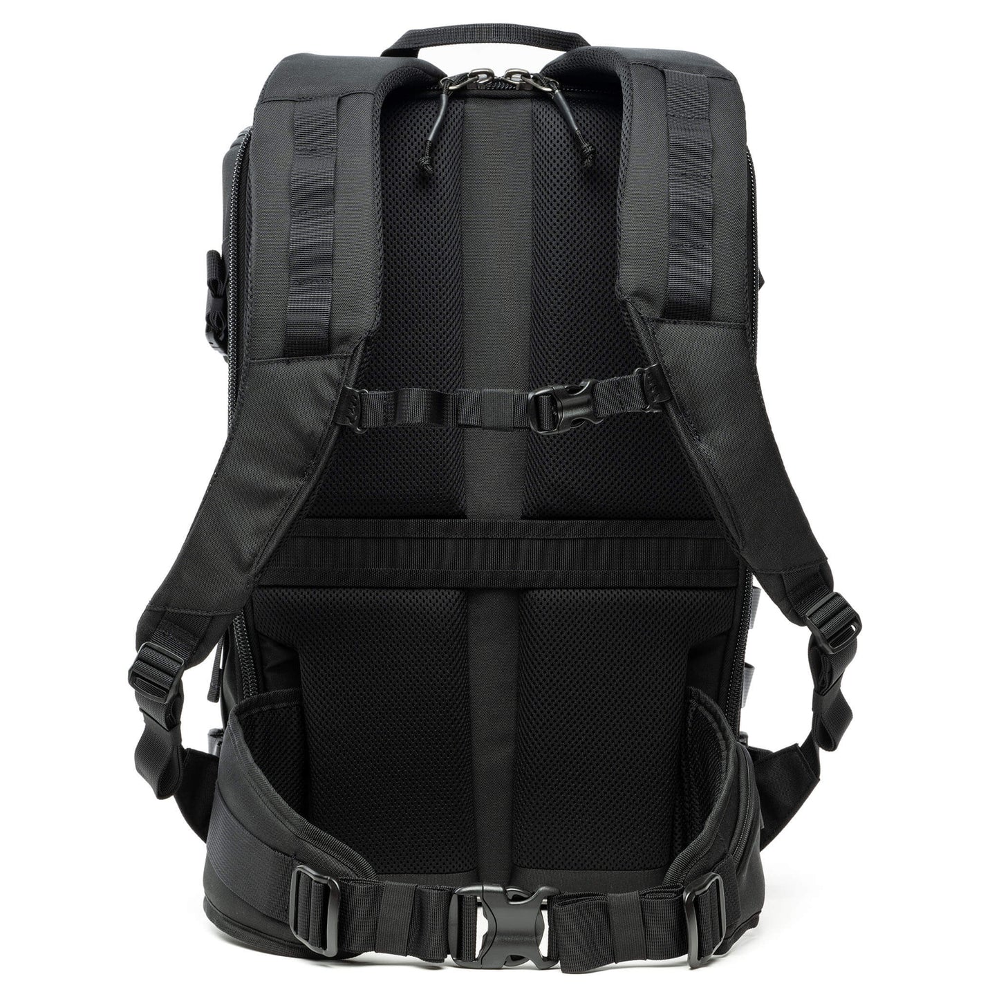 
                  
                    Plush, air mesh-covered harness system ensures optimum comfort and moisture control
                  
                