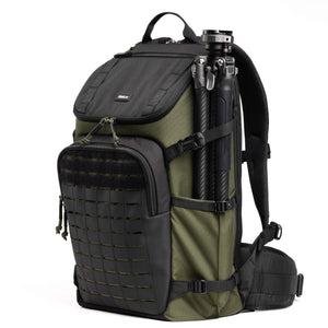 Right side pocket with web cinch fits a water bottle or tripod using upper and lower compression straps with SR
buckles for added security