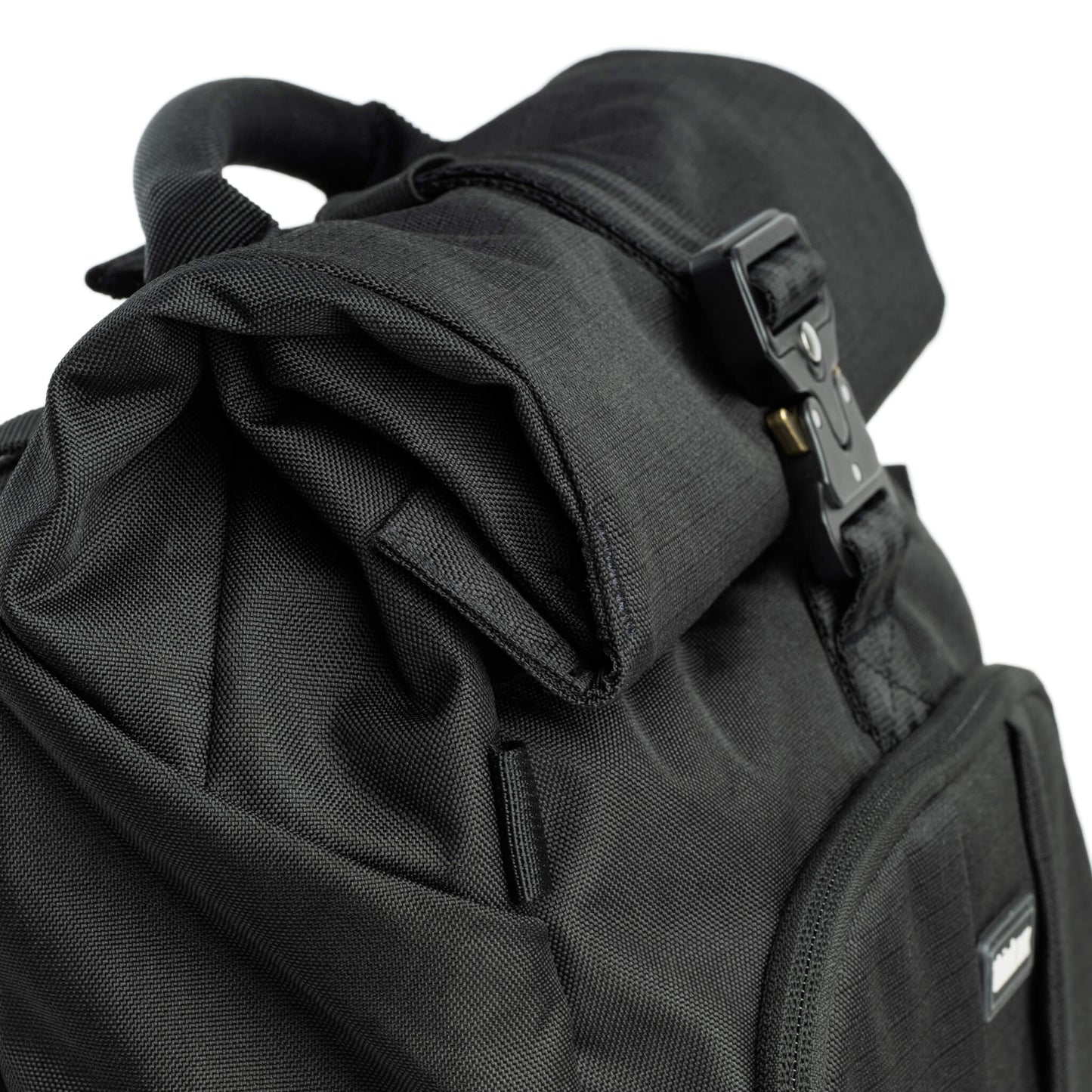 
                  
                    Versatile design with expandable storage, adjustable roll-top, and removable photo insert
                  
                