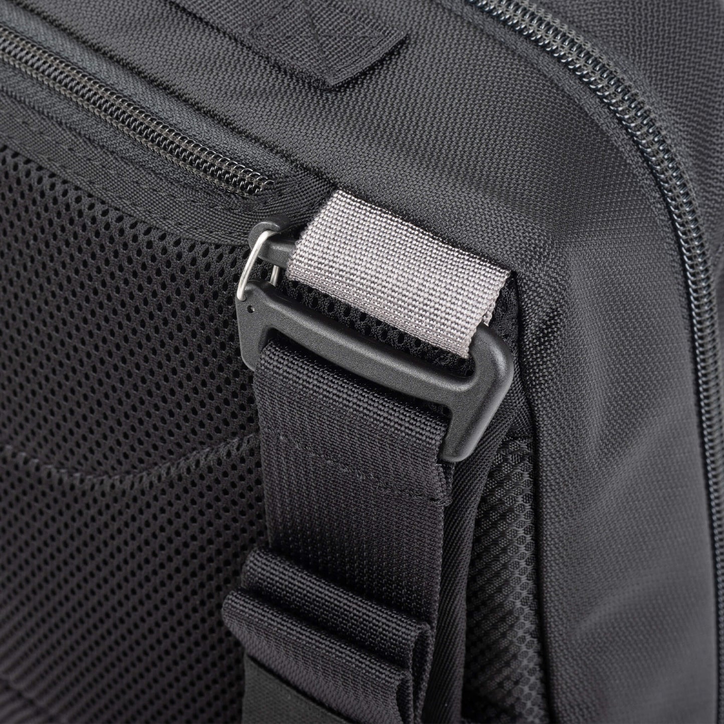 
                  
                    Multiple carry styles are achieved using double-gatekeeper clips and webbing attachment combinations
                  
                