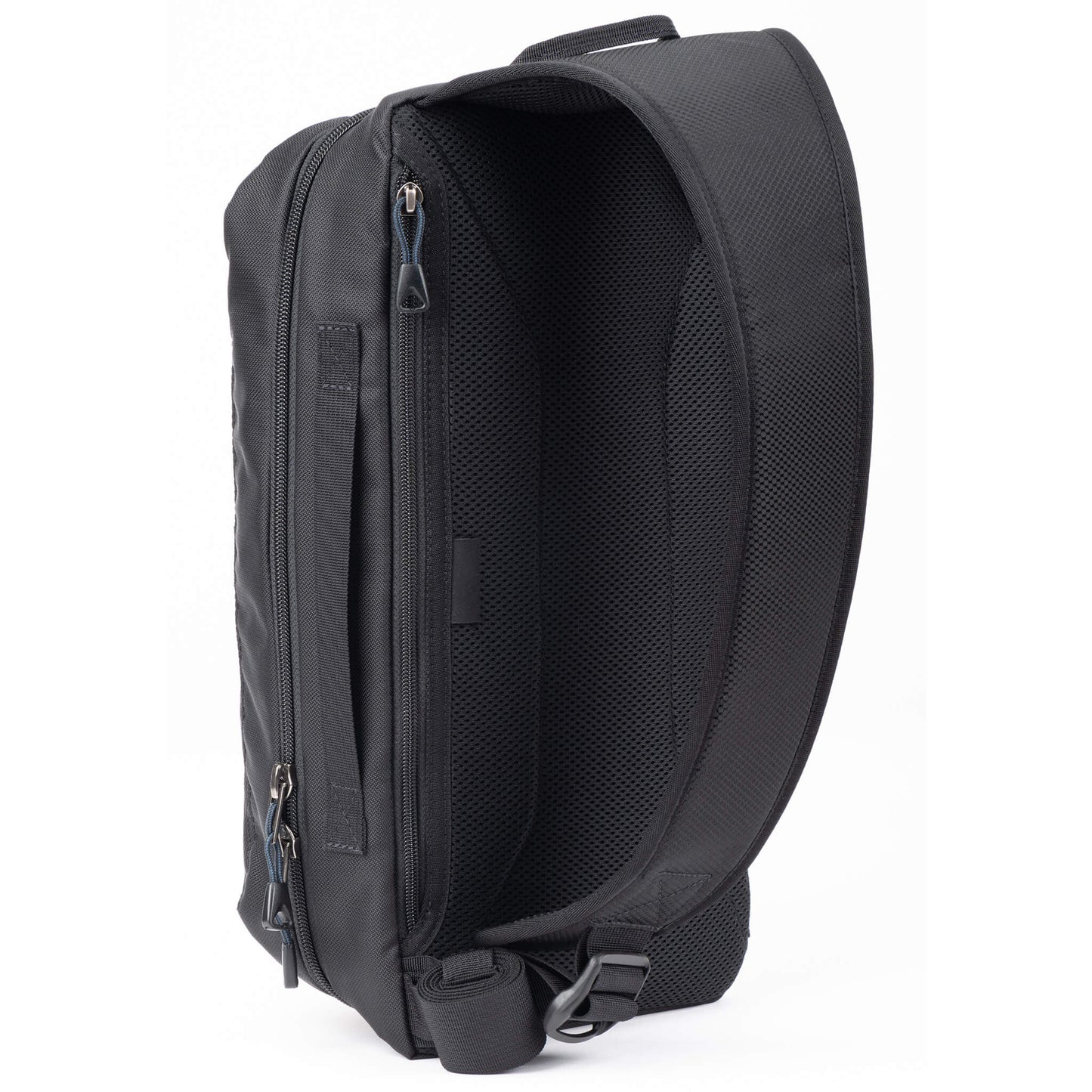 
                  
                    Wide, padded shoulder strap
                  
                