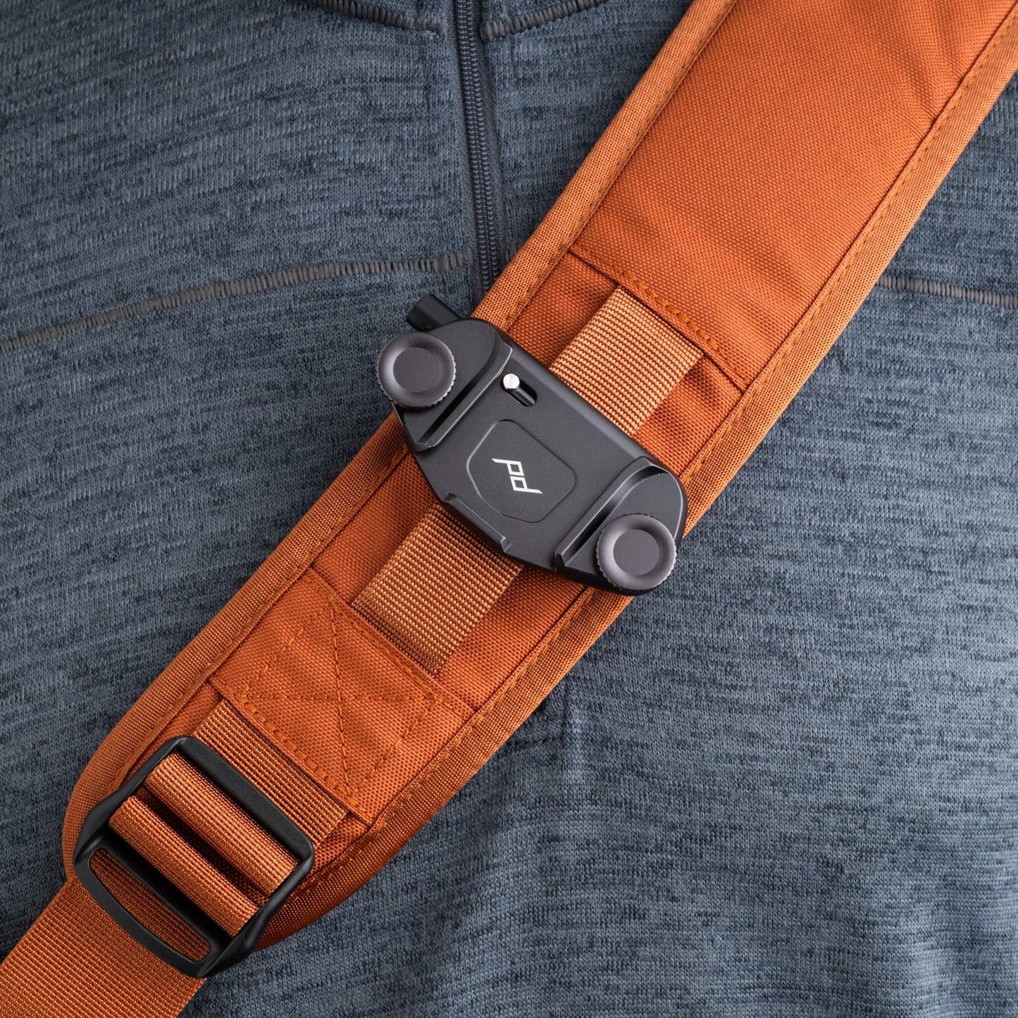 
                  
                    Camera clip rail on the shoulder strap supports popular attachment systems
                  
                