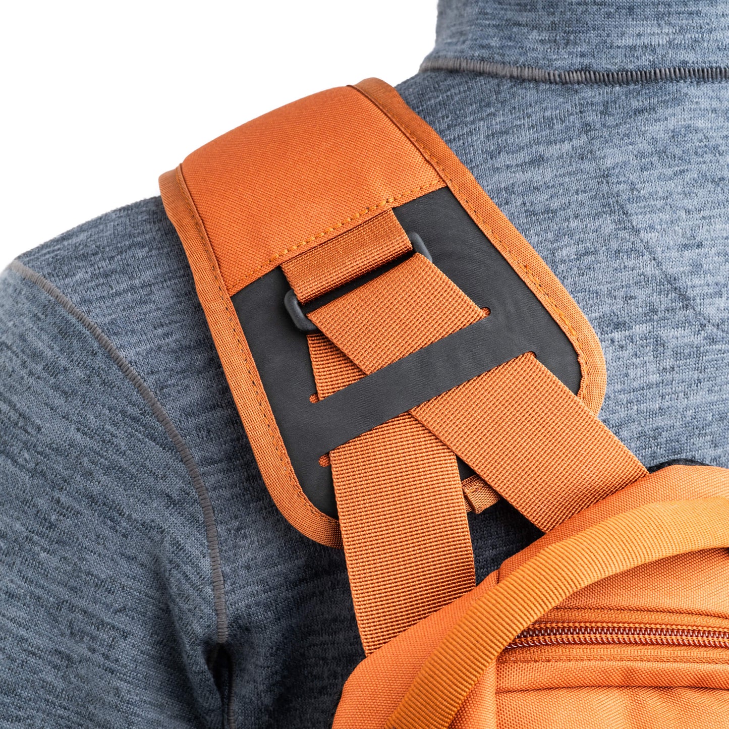 
                  
                    Pivoting shoulder strap points allow smooth rotation and improved wearability
                  
                