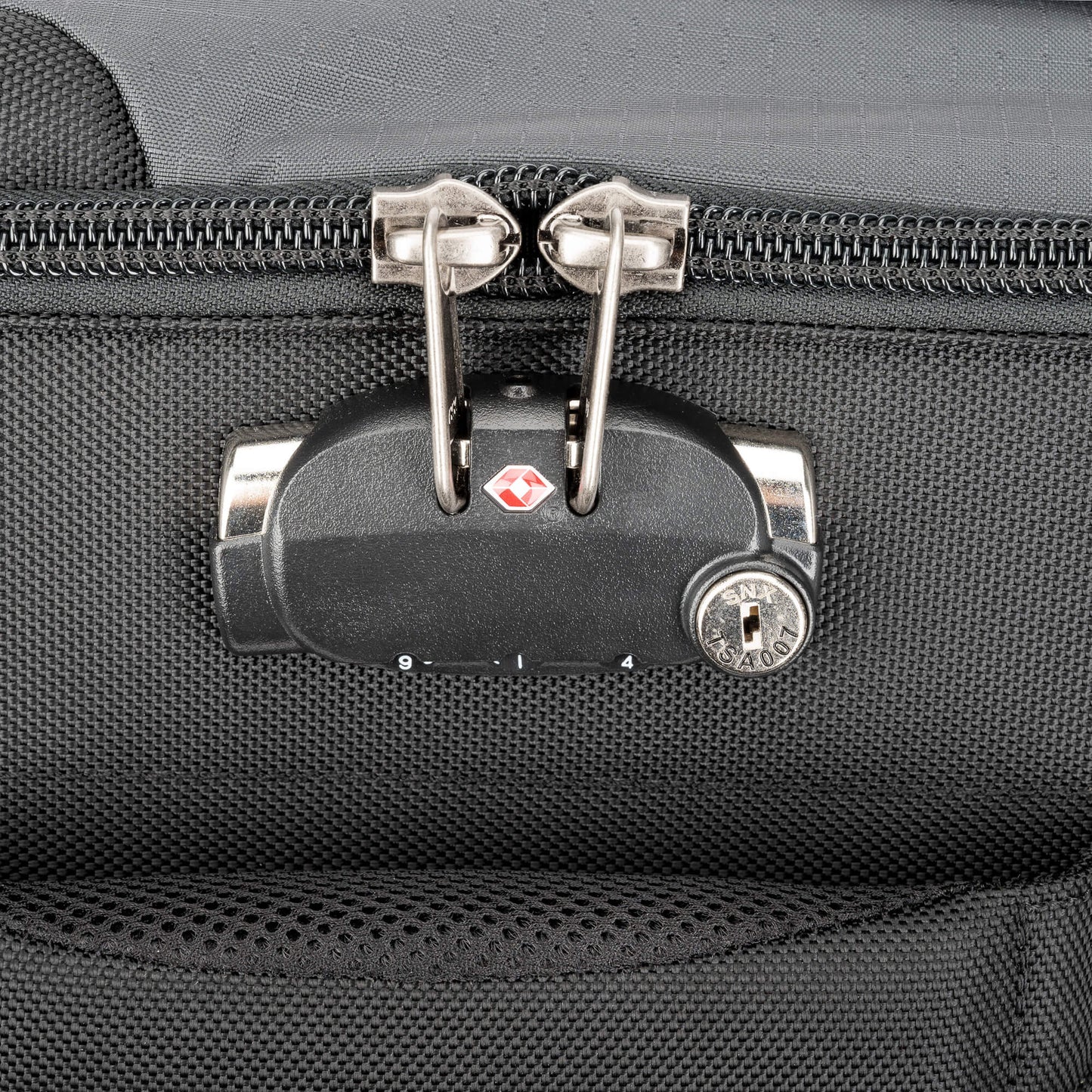 
                  
                    TSA approved zipper lock
                  
                