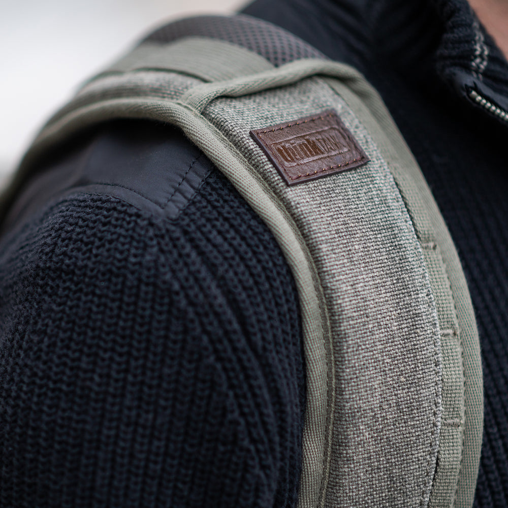 
                  
                    Plush harness system with wrap-around air mesh-covered foam won't chafe your neck
                  
                