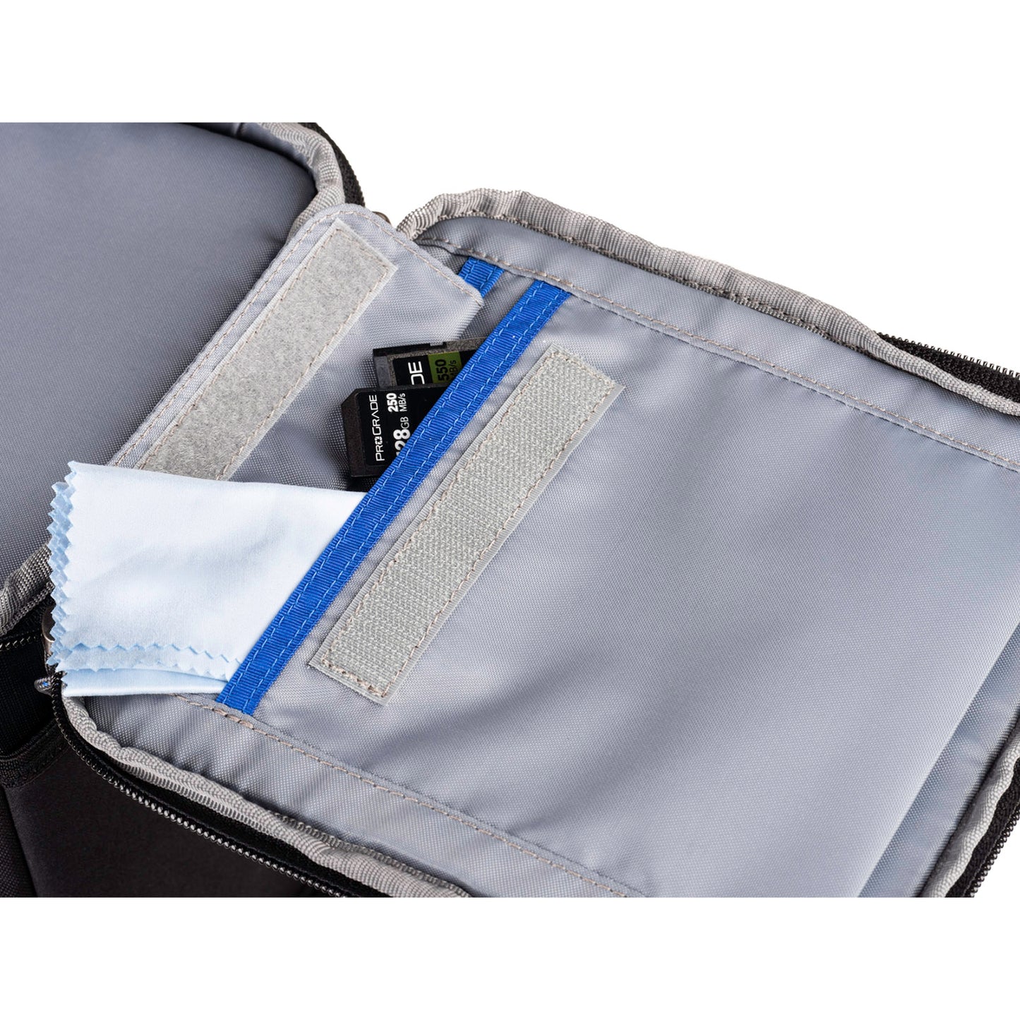
                  
                    Inner lid pocket for SD cards or lens cloth
                  
                