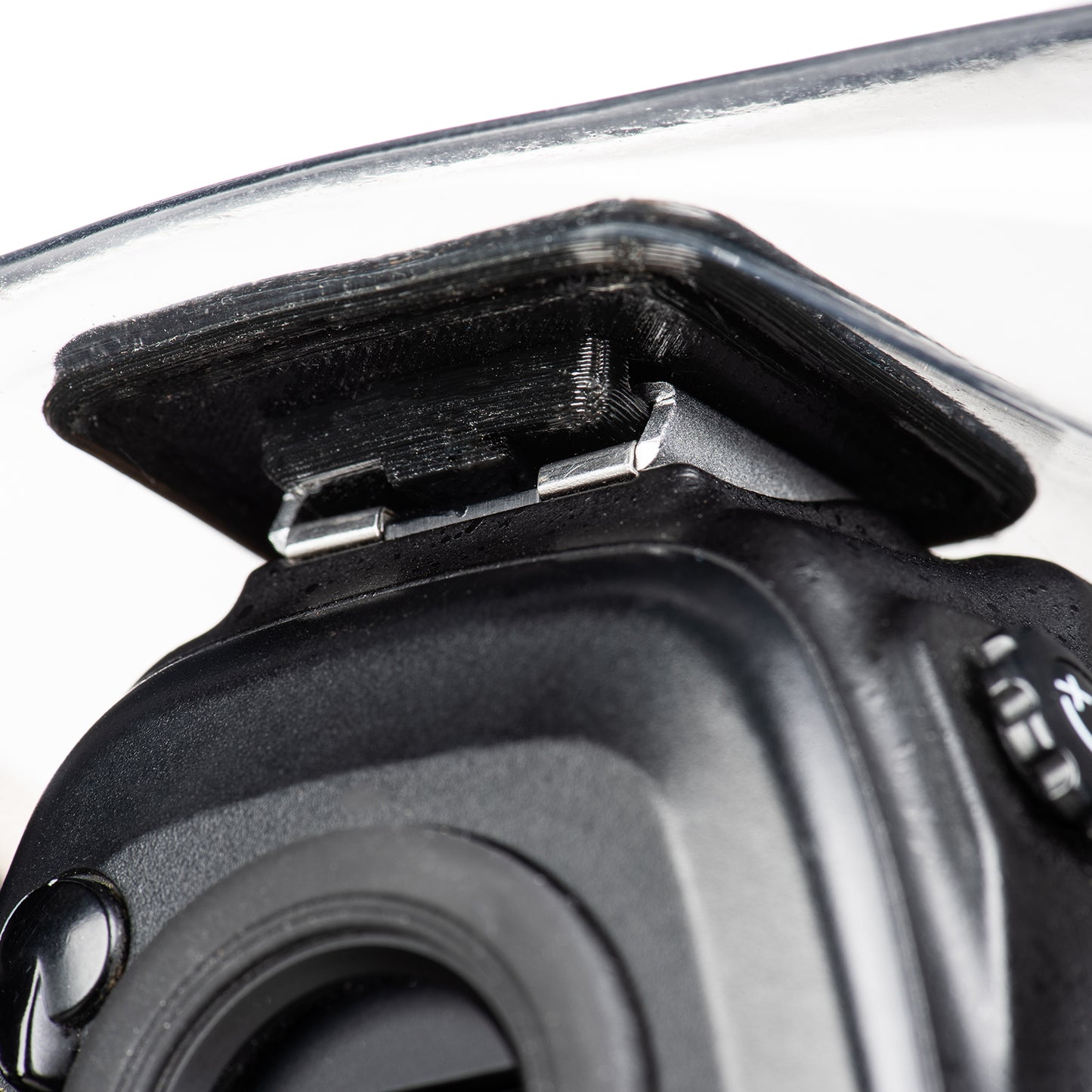 
                  
                    Hot-shoe mount keeps cover located on camera during use
                  
                