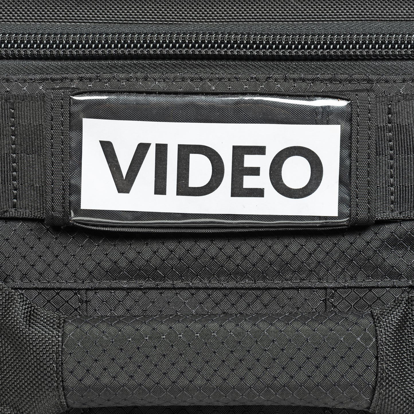 
                  
                    Customizable ID panel shows the contents at a glance on the top and side of the bag
                  
                