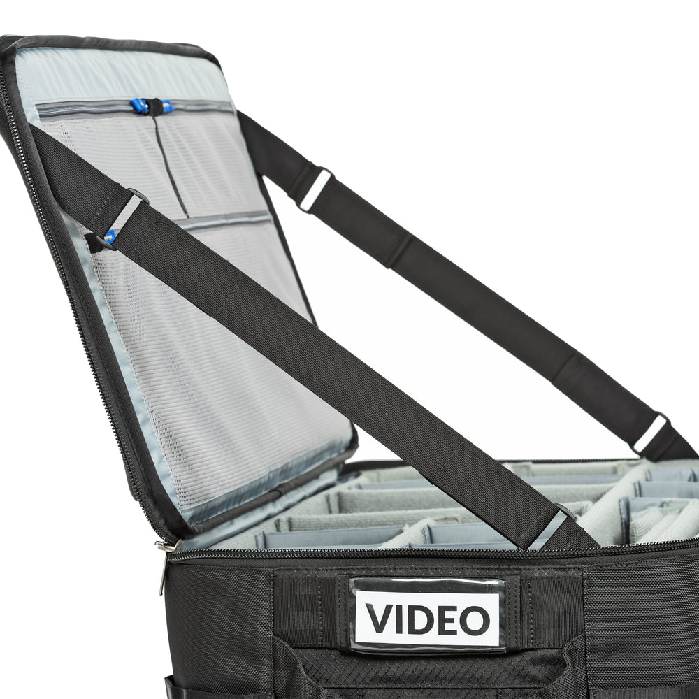 
                  
                    Adjustable lid straps keep bag open and accessible
                  
                