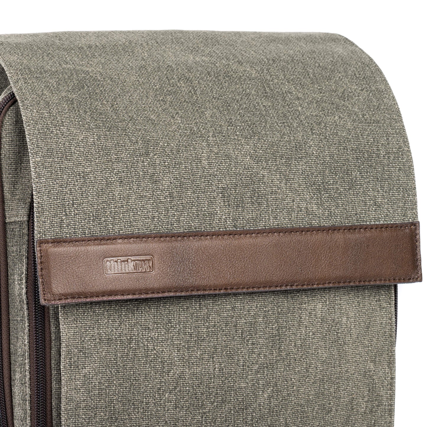 
                  
                    Stone-washed, weather-treated, 100% cotton canvas exterior with two-tone twill interior liner
                  
                