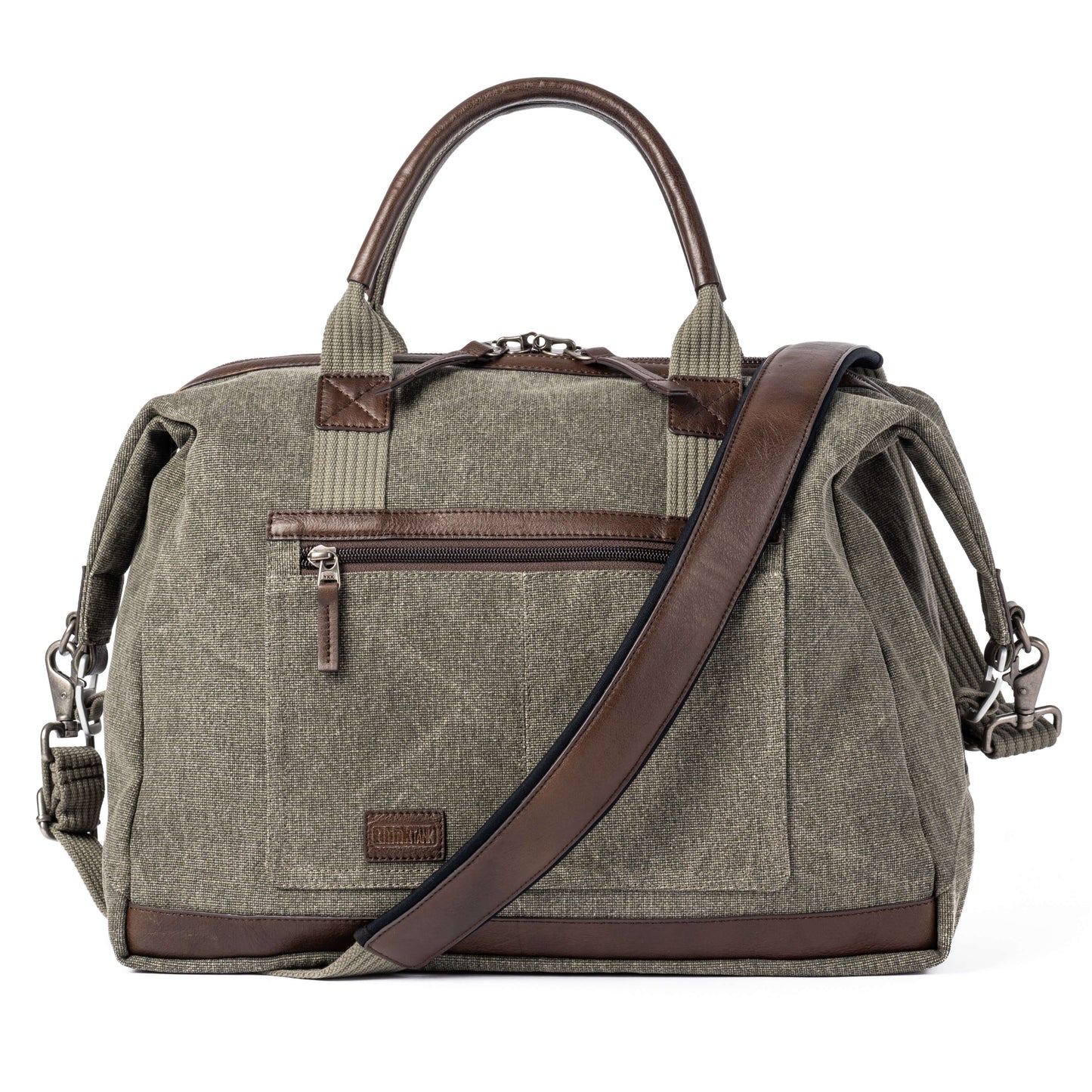 
                  
                    Classic weekender soft-sided construction with full-length straight zippered access to the main compartment
                  
                