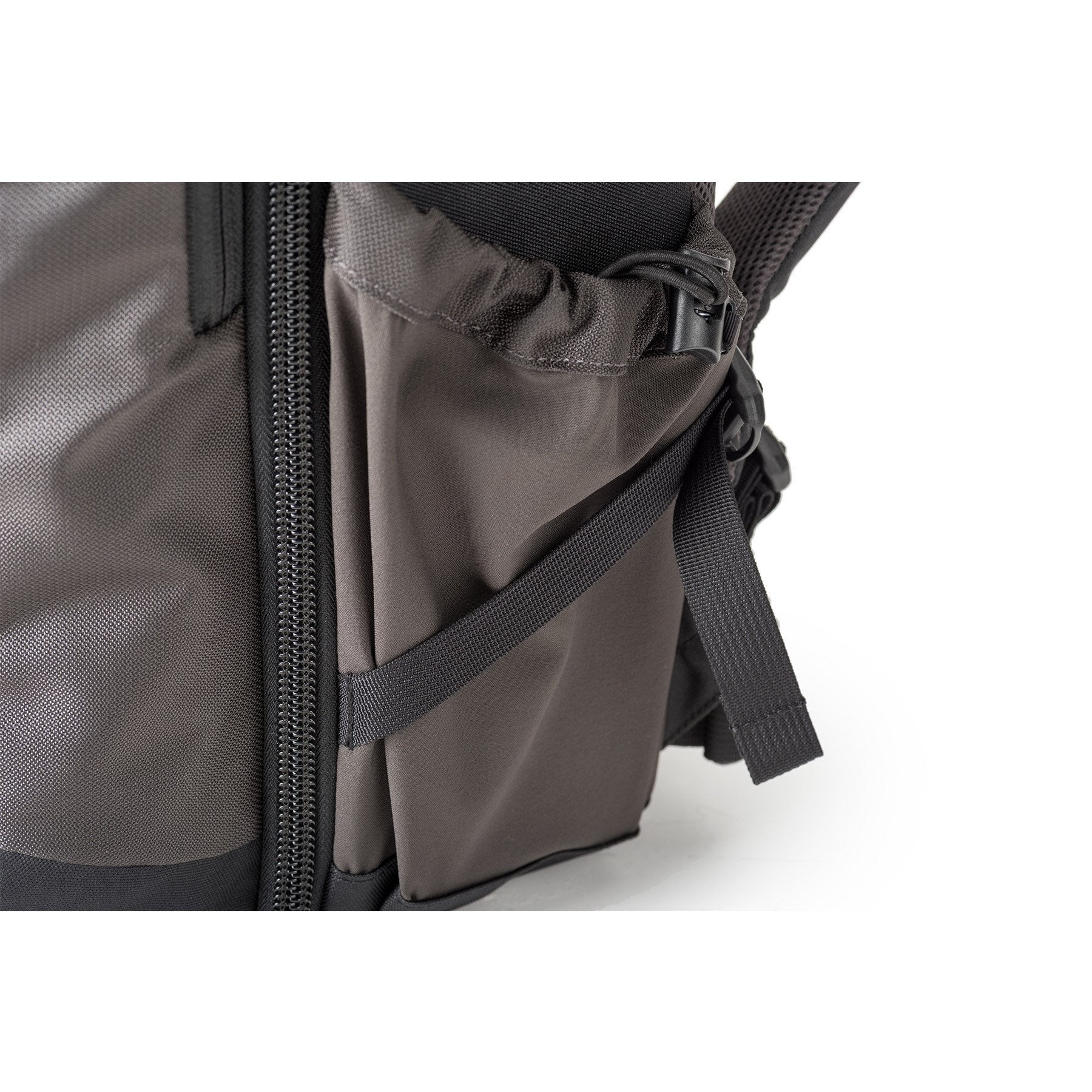 MindShift TrailScape 18L - Side compression straps can be used as additional lash points