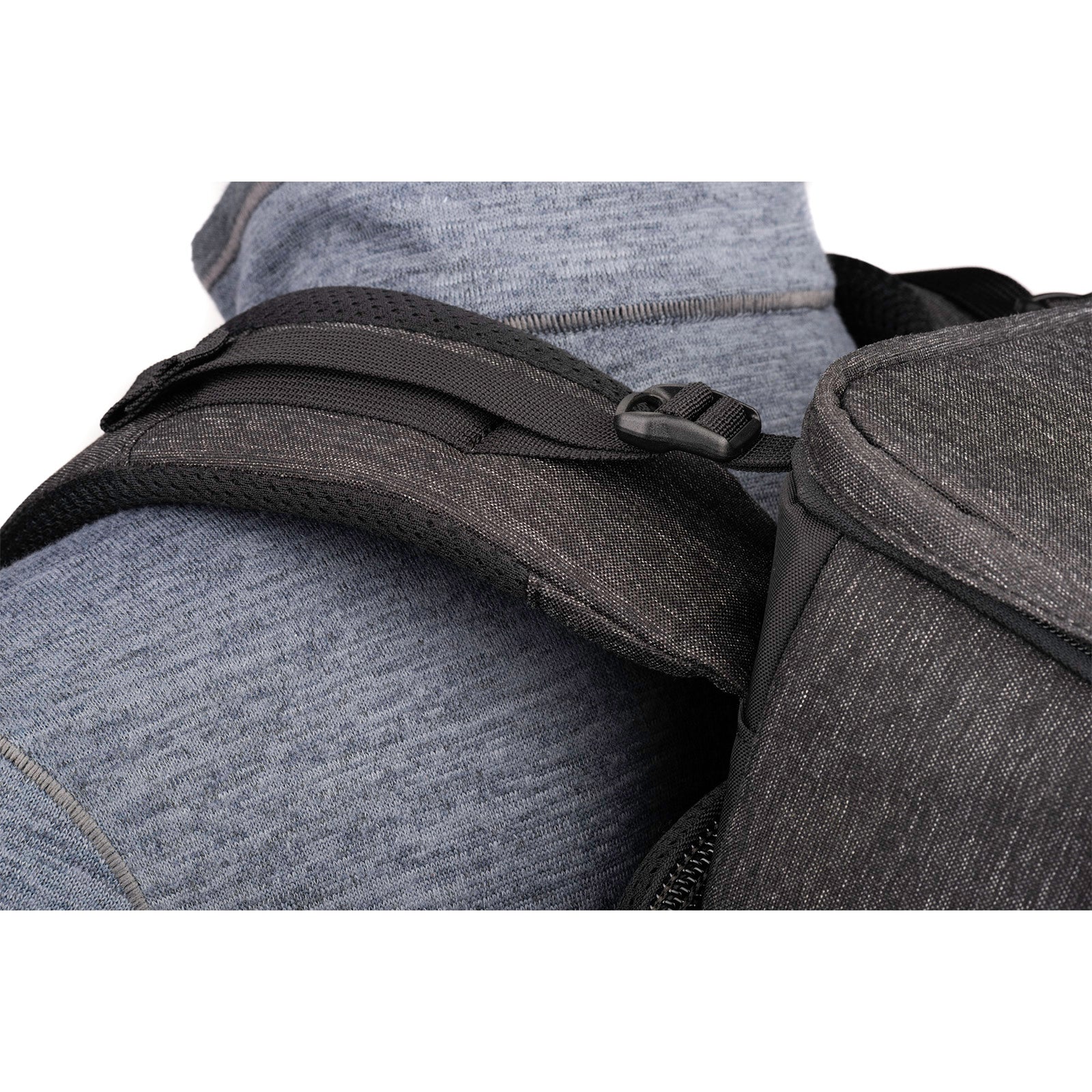 Robust shoulder harness with load-lifters help to adjust the weight of the pack