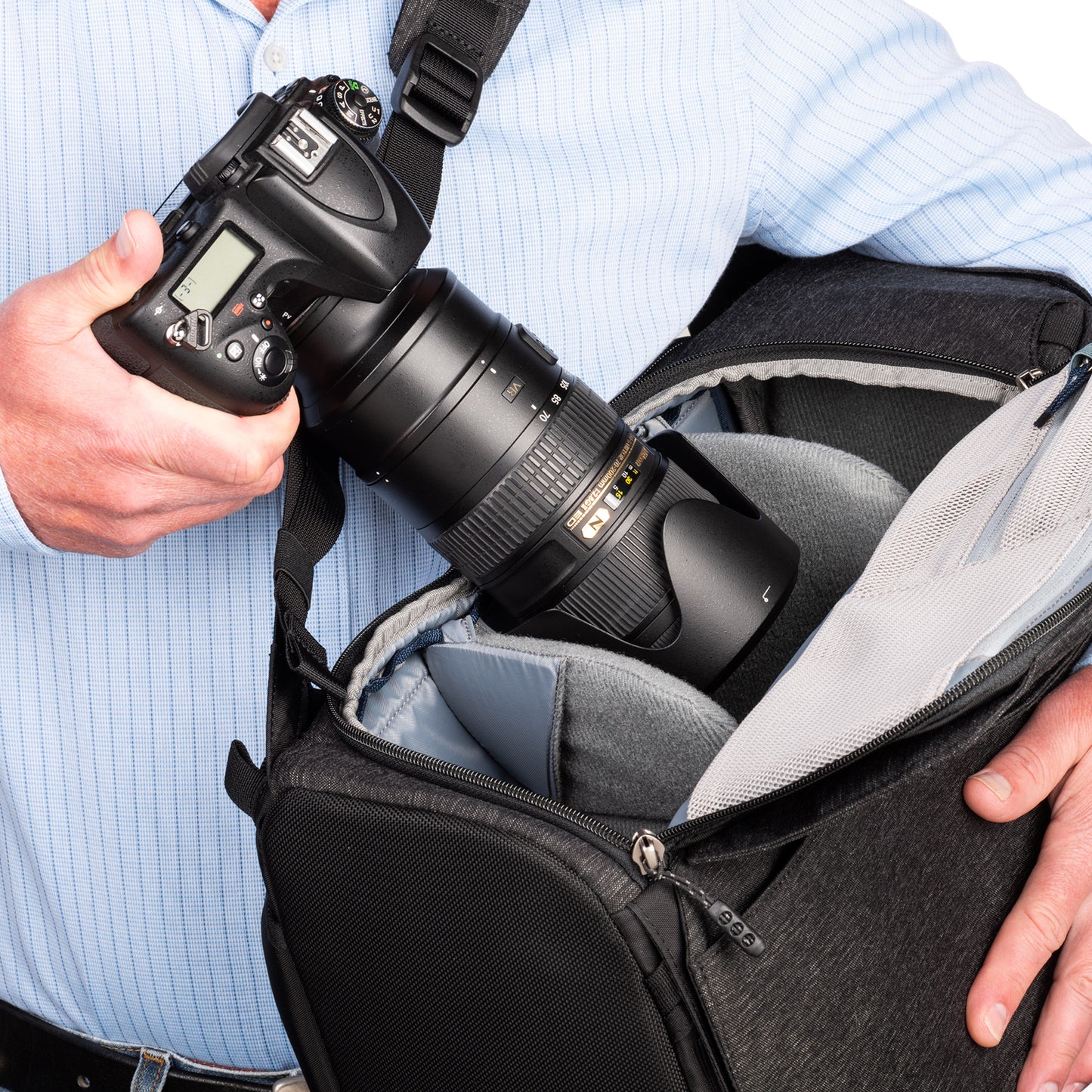 
                  
                    Access a 70–200mm f/2.8 attached without taking off your bag
                  
                