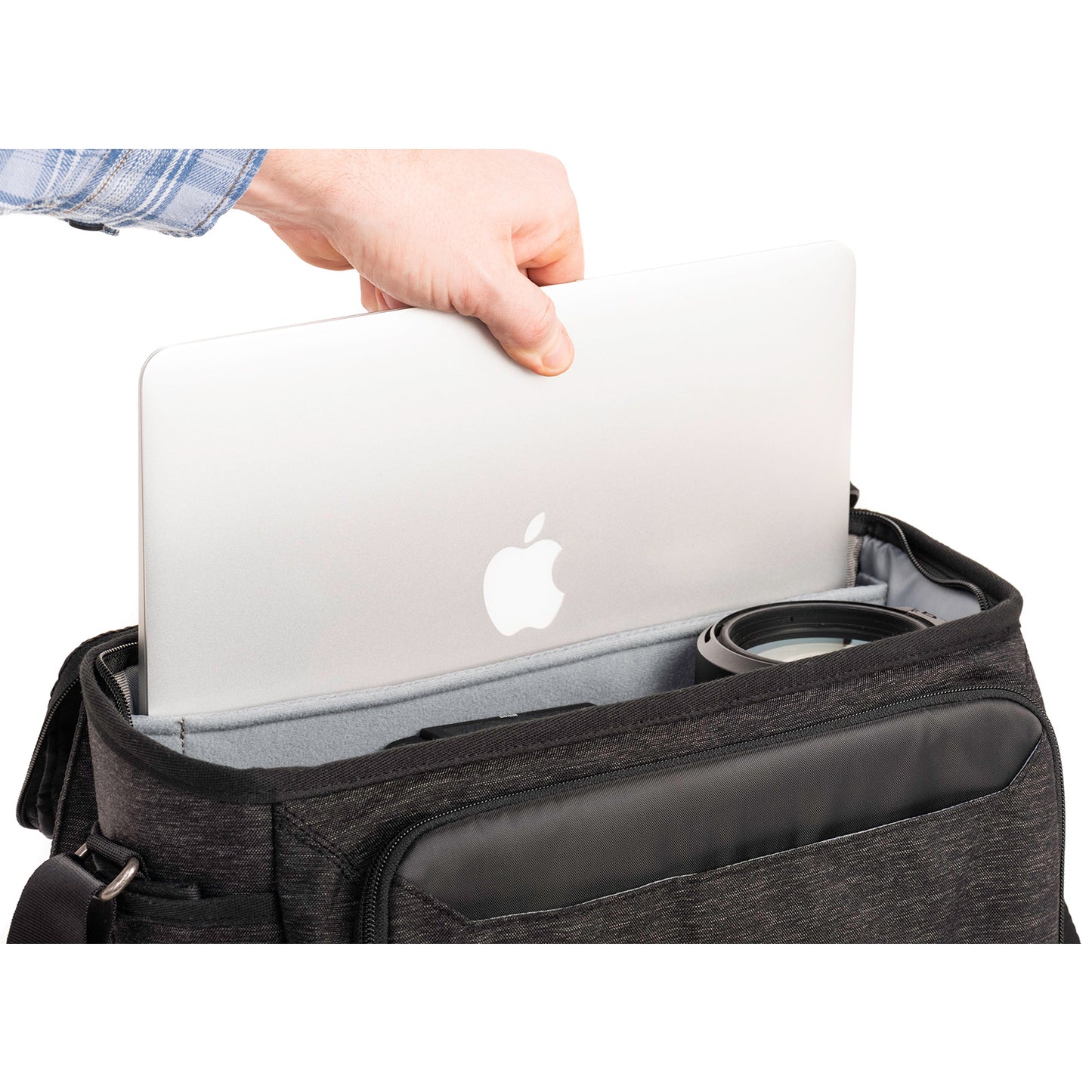 
                  
                    Dedicated 13" laptop/tablet compartment 
                  
                
