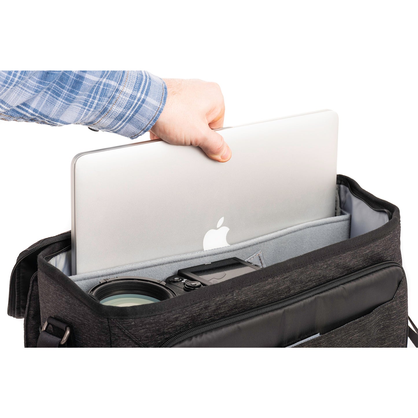 
                  
                    Dedicated 15" laptop/tablet compartment 
                  
                